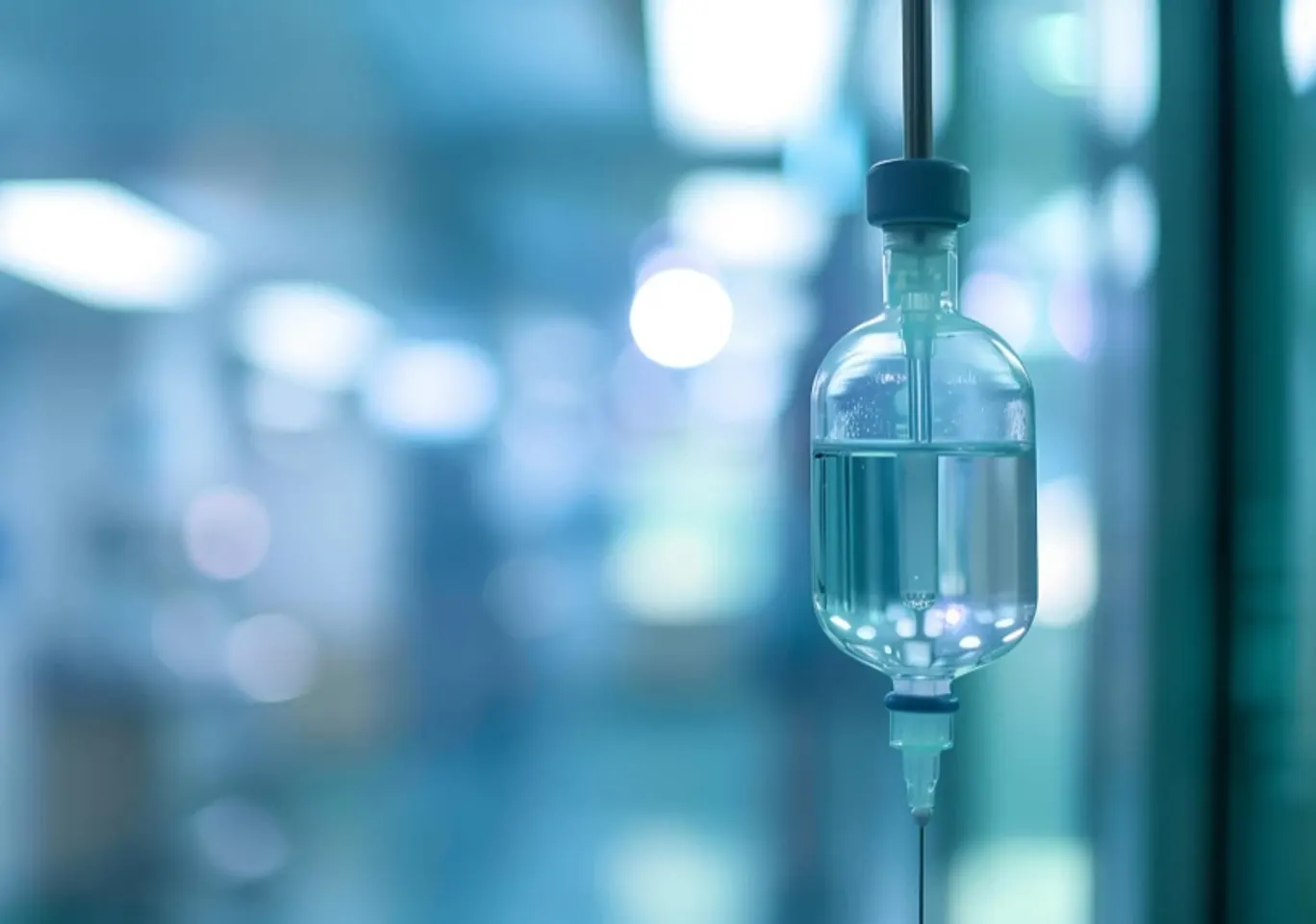 Detoks alkoholowy Hrubieszów: butelka infuzyjna zawieszona w gabinecie