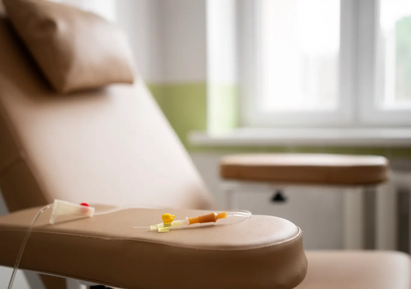 Kroplówki witaminowe Tomaszów Lubelski: fotel zabiegowy z przygotowaną linią infuzyjną