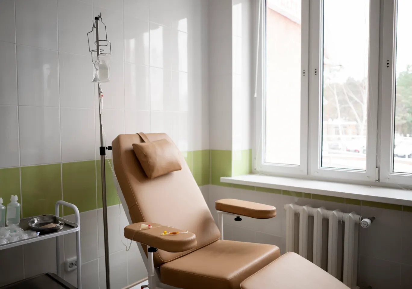 Kroplówki witaminowe Hrubieszów: gabinet zabiegowy z fotelem i stojakiem na kroplówkę